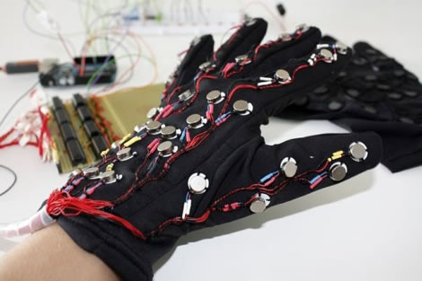 Mobile Lorm Glove el Braille digital para las tabletas y smartphones Mobile Lorm Glove el Braille digital para las tabletas y smartphones