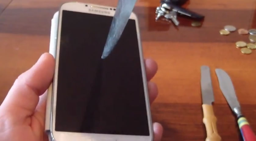 Samsung Galaxy S4 gracias a Gorilla Glass 3 resiste a las pruebas de todo tipo de arañazos