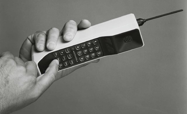Hace 30 años se lanzó el primer telefono móvil del mundo